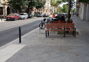 Das Foto zeigt die Gehwegvorstreckung Kreuzungsbereich Franzstraße / Pichelsdorfer mit der neuen Sitzbank.