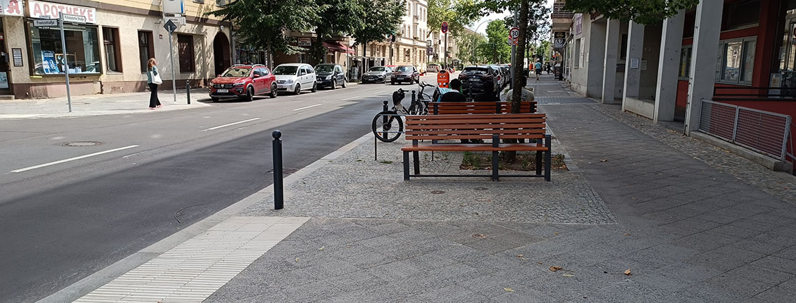 Das Foto zeigt die Gehwegvorstreckung Kreuzungsbereich Franzstraße / Pichelsdorfer mit der neuen Sitzbank.