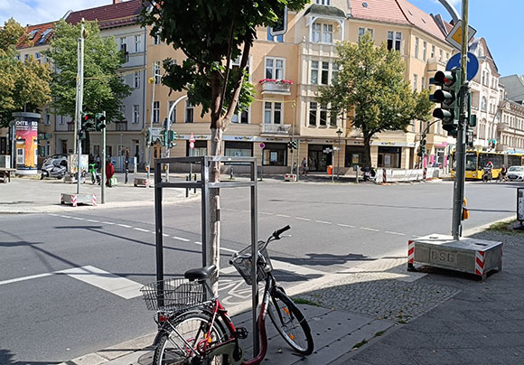 Der Kreuzungsbereich Weißenburger Straße wird noch über Baustellenampeln gesteuert.