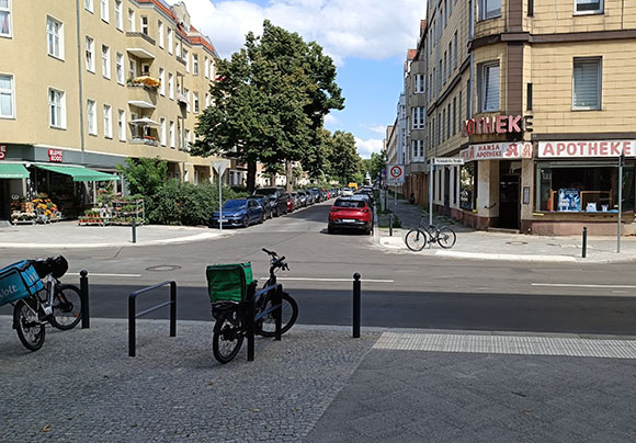 Das Foto zeigt die Gewegvorstreckung am Kreuzungsberich mit der Franzstraße - sowie die neuen Fahrradbügel. Das Baustellencamp wurde geräumt, die Franzsstraße ist wieder frei. 