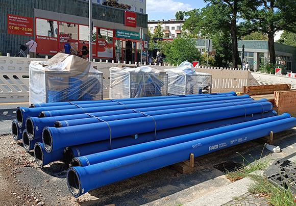 Das Foto zeigt einen Stapel an neuen Trinkwasserleitungen, die im Baustellenbereich bereitgelegt wurden.